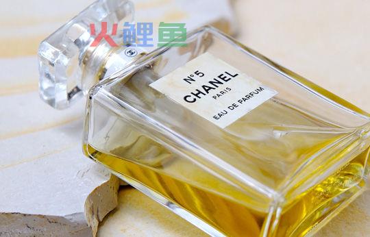 香水瓶成为艺术品的创意礼品包装方式