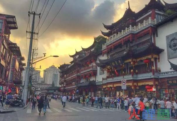  城郊购物中心的特点 