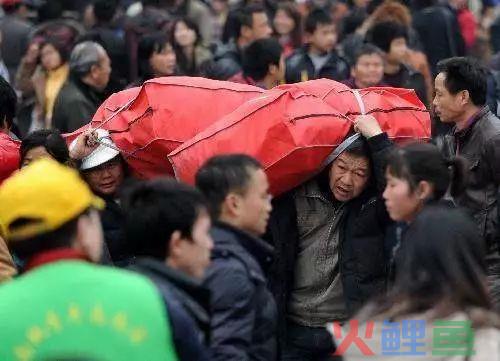 套路几乎一样，为什么iPhoneXS《一个桶》没刷屏？