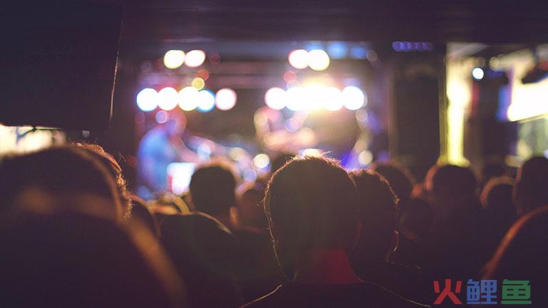  盘点王健林、马云等大佬年会自我营销：唱着歌就把营销干了！
