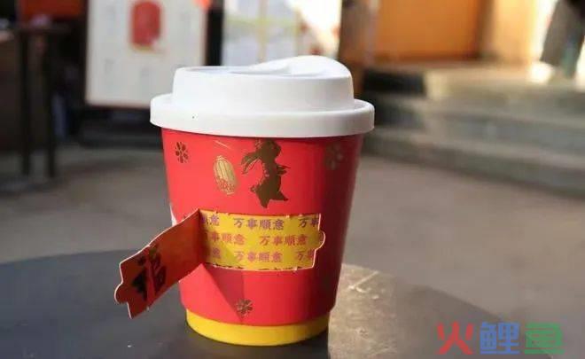 年轻人挤爆寺庙，周边太上头了！