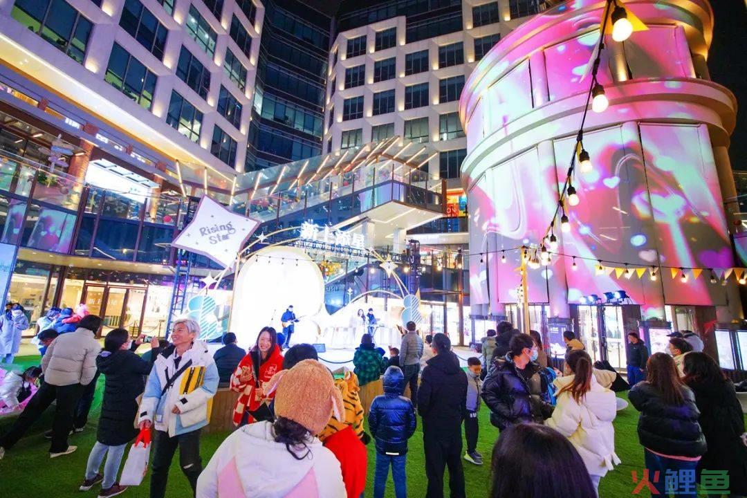 中国商场集体“收留”过夜年轻人