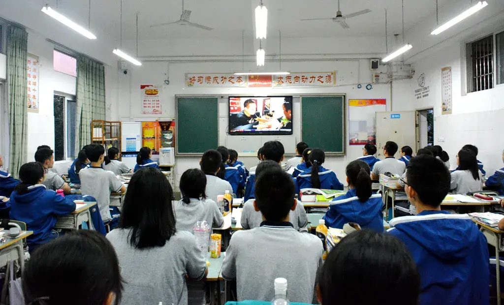 中学生时事论坛活动，关注时事，开拓视野 | 广元中学组织学生收看《新闻周刊》