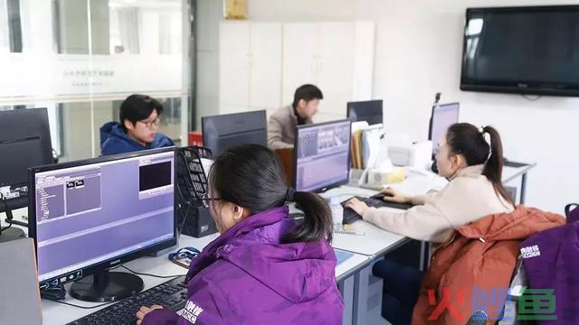 市委书记陈静调研邳州市融媒体中心,与记者现场连线