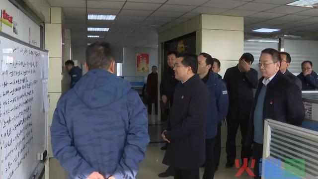 市委书记陈静调研邳州市融媒体中心,与记者现场连线