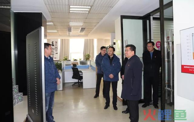 市委书记陈静调研邳州市融媒体中心,与记者现场连线