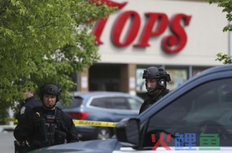 美国纽约州枪击案已致10死3伤:枪手身穿防弹衣朝人开枪 或直播作案进程