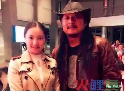 教科书一般的炒作套路，“小二姐”是如何0成本引爆朋友圈的