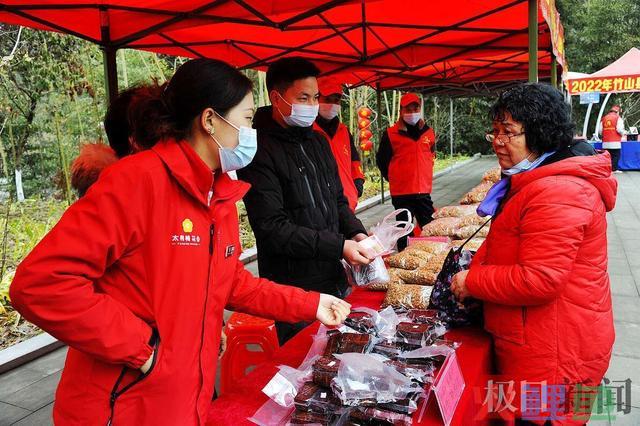 十堰市迎新春“村晚”树模展现活动暨村落年货大集在竹山开幕
