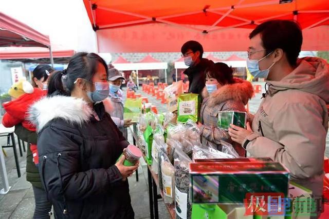 十堰市迎新春“村晚”示范展示活动暨乡村年货大集在竹山开幕 