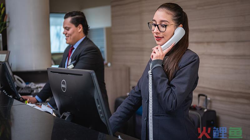 全网痛骂的人工客服，怎么变人工智障的？
