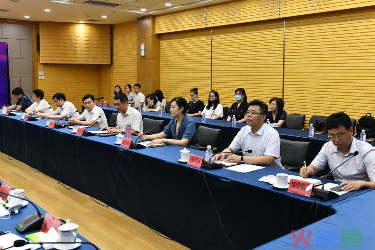 山东省首家开设在市区购物中心内的大型跨境电商新零售体验中心揭牌(宁波跨境购 app)