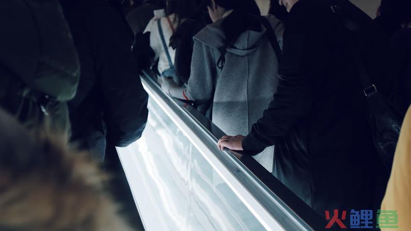 如何改变阶梯体验，左行右立能解决吗？