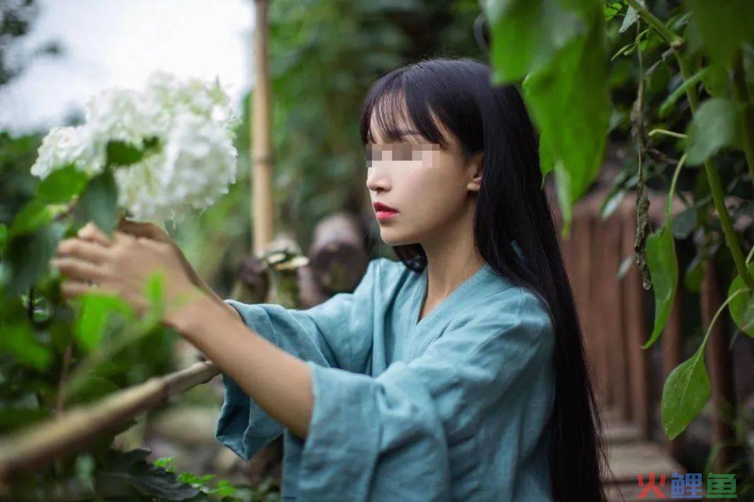 1亿粉丝，“逼”小杨哥出海
