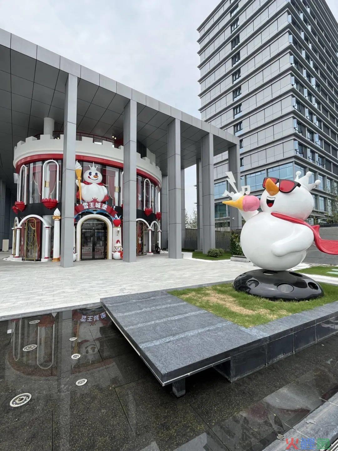 又土又嗨!蜜雪冰城造了“雪王城堡”,还没建成,就被疯狂打卡!网友:更符合中国人体质的迪士尼!