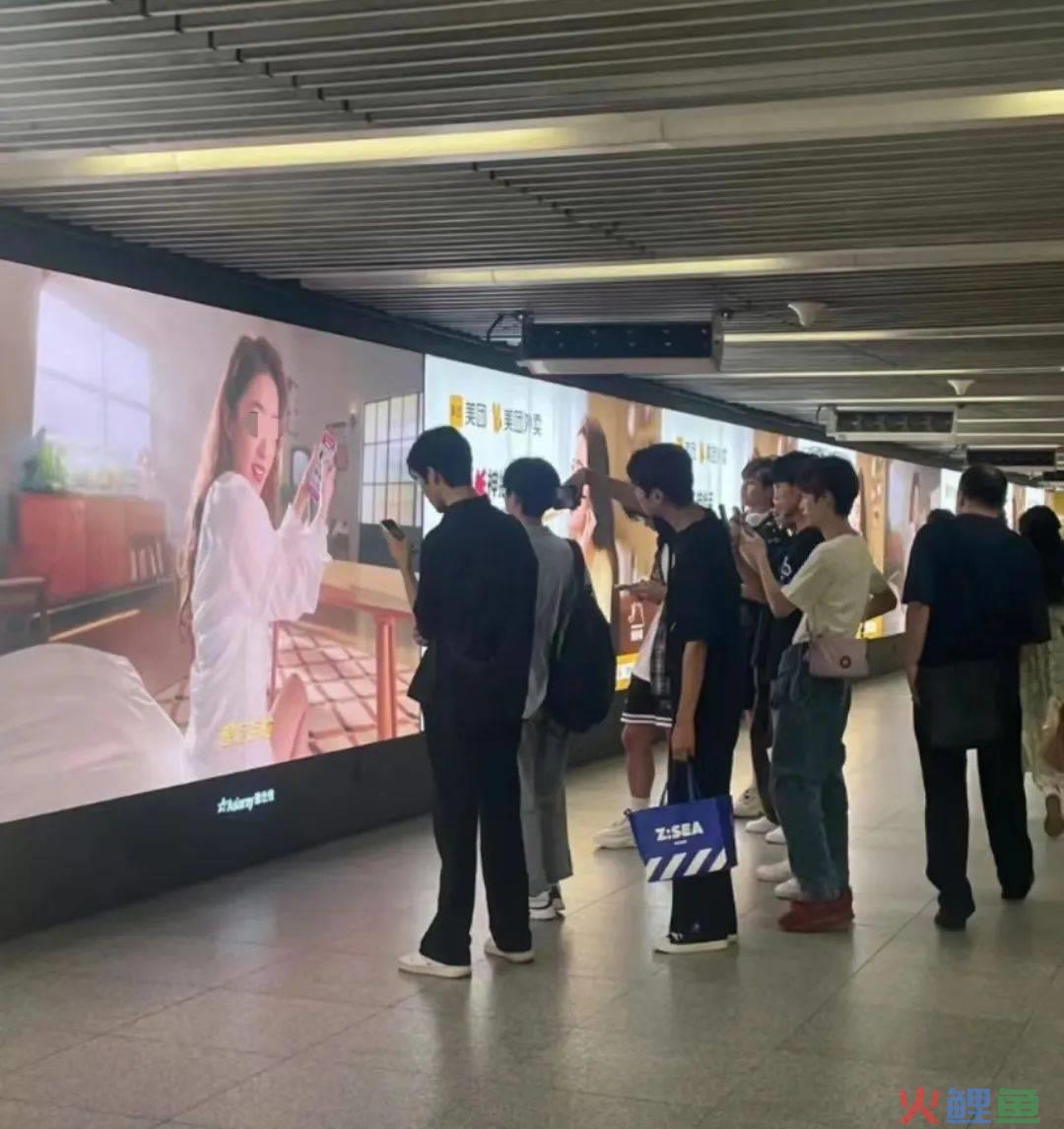 杭州地铁惊现奶茶风铃，饿了么迎战美团！