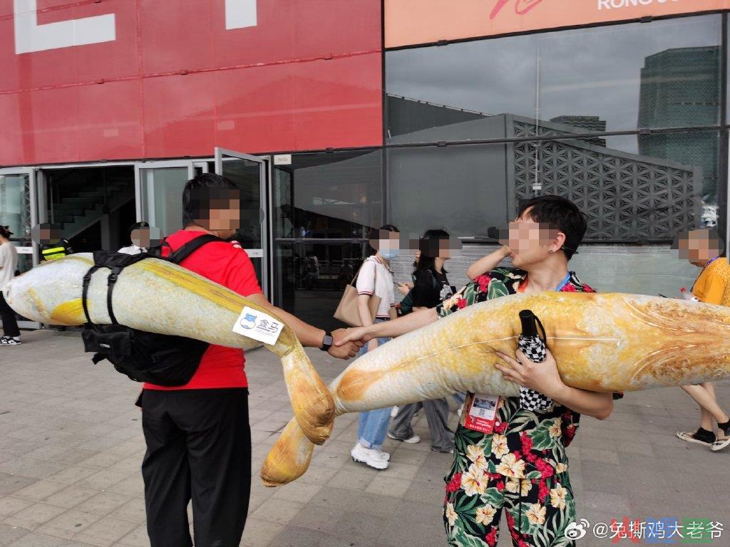 杭州“绑架式”疯抢草莓熊，山姆傻眼了！