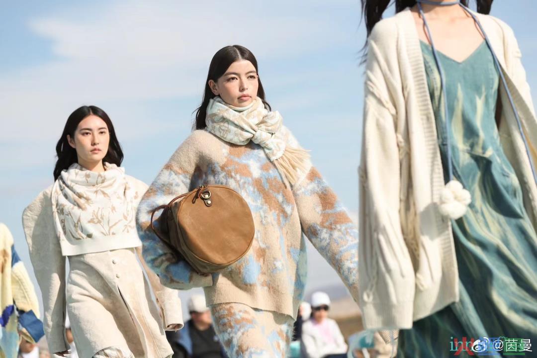 在新疆棉田办“中”字秀场，被国货茵曼秀到了！