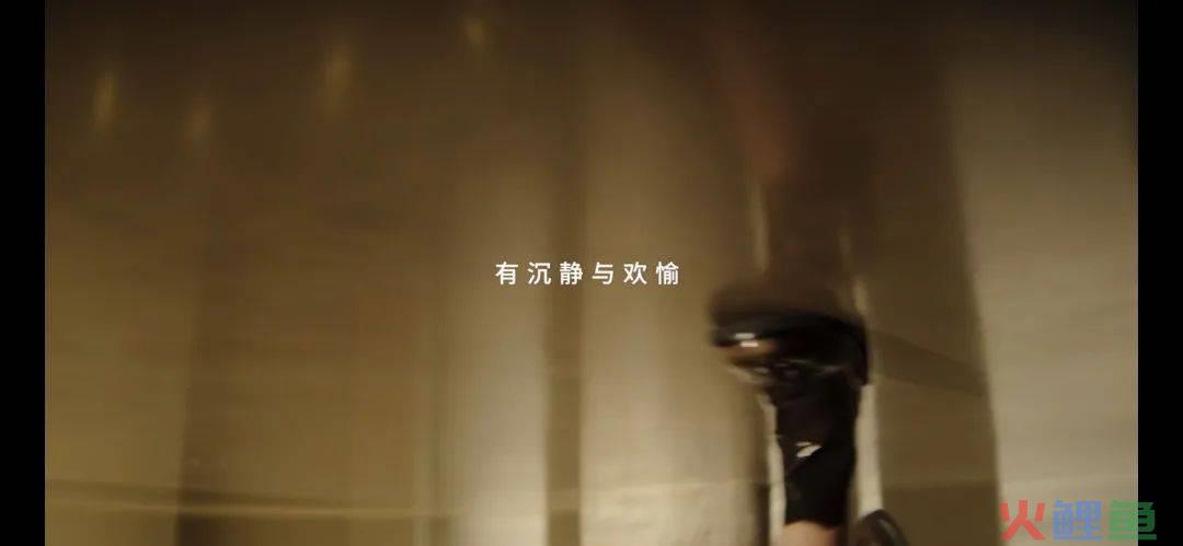文案卷曲了鞋。