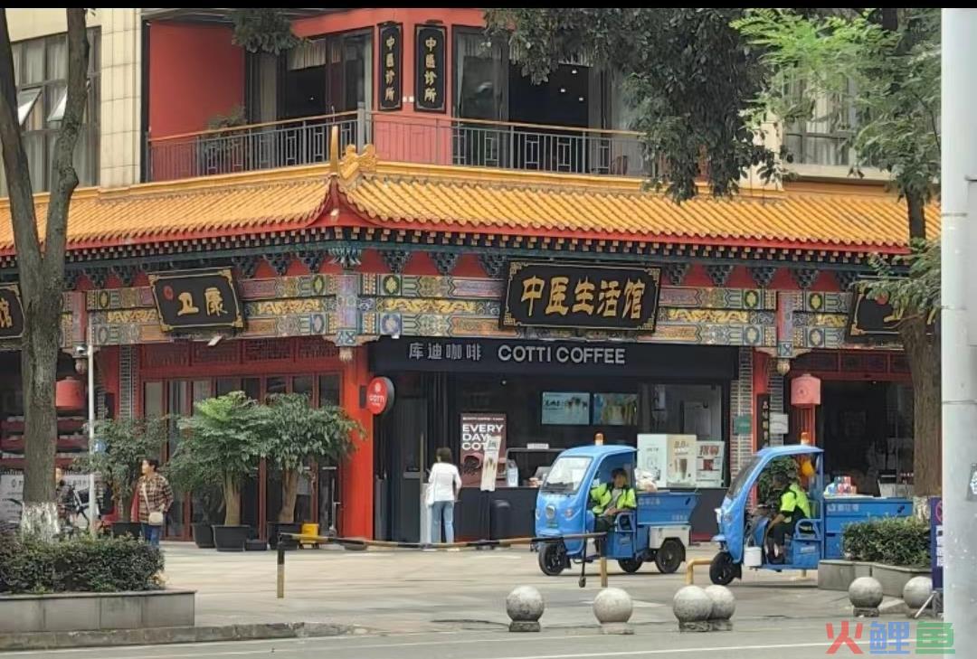 库迪暴打瑞幸，离谱商战开眼了！