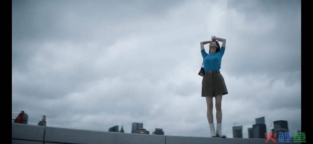 文案卷曲了鞋。