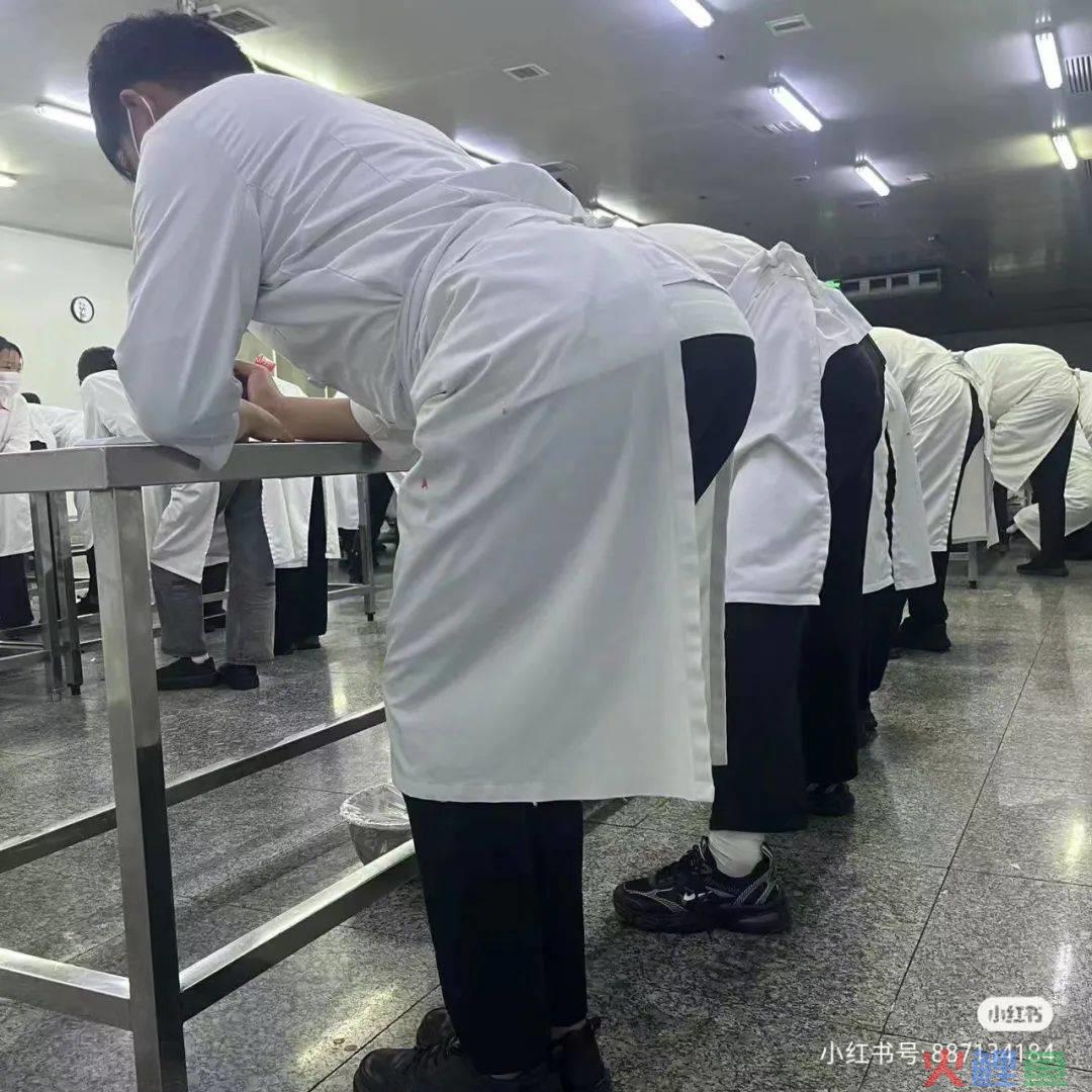 比“制服诱惑”还炸裂！好利来推出“练臀”标准？