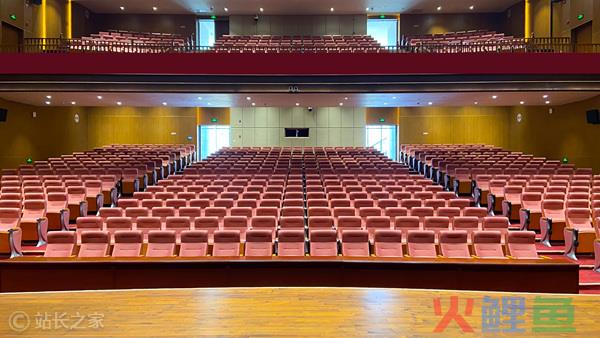 电影院黄金观影位装按摩椅遭吐槽 律师称应事先提醒消费者