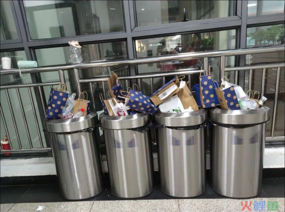 瑞幸把门店开进医院，网友：建议纳入医保！