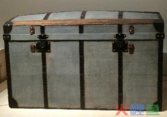 “殡葬风”LV曝光被群嘲，网友：吸血鬼聚会！