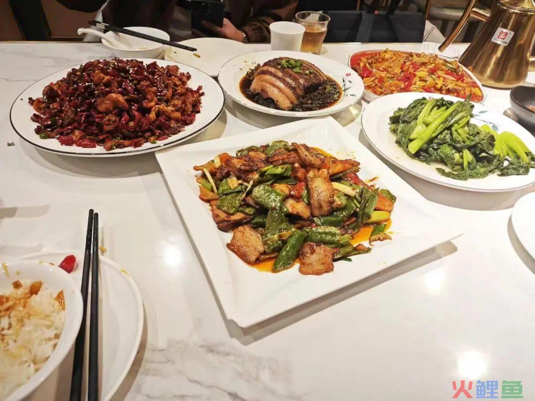 香港人排队送钱后，蜜雪们开始“北伐”香港开店