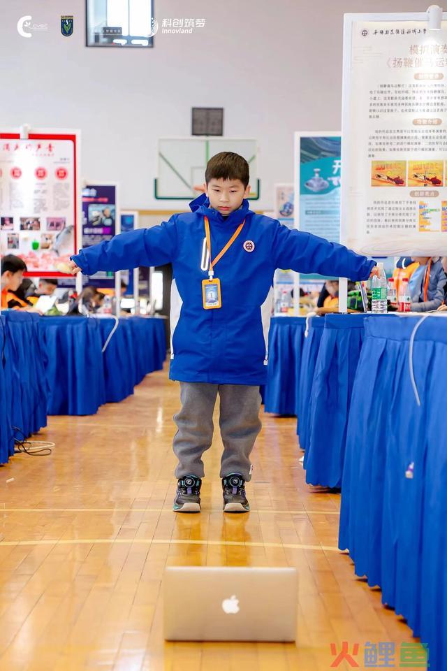 “AI时代原居民”若何看AI？感受像解数学题，AI是一种思维方式