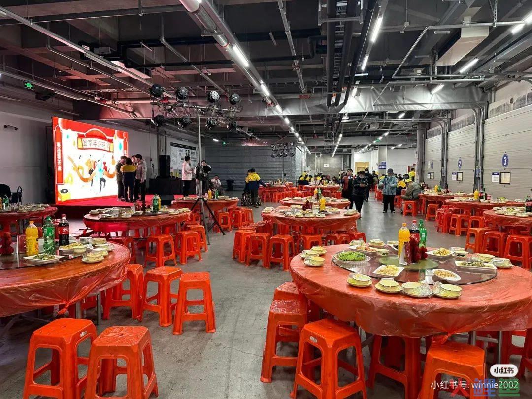 半裸、解胸罩、扇耳光，这家公司的年会比宜家还离谱！
