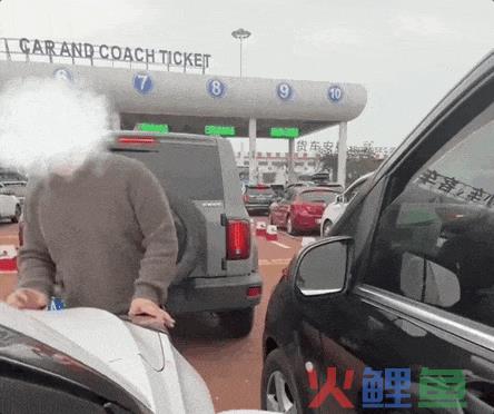 奔驰车主砸“富贵”，奇瑞赶紧端盆接