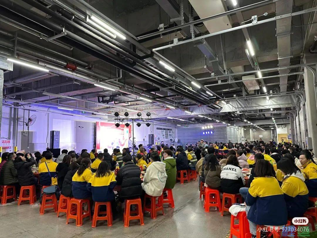 半裸、解胸罩、扇耳光，这家公司的年会比宜家还离谱！